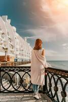 femme été Voyage mer. content touristique prendre plaisir prise image en plein air pour souvenirs. insouciant femme voyageur posant sur plage à mer sur coucher de soleil, partage Voyage aventure voyage. vacances vacances concept. photo