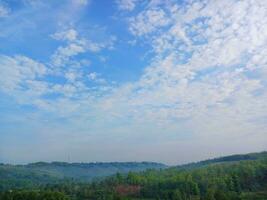 le vue de le plantations est vert et beau, là sont bleu des nuages. voir le vue de le collines avec bleu des nuages. photo