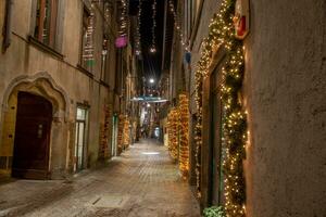 ancien Bergame rue illuminé pour Noël photo