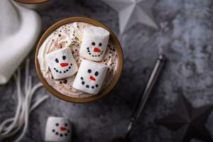 chaud Chocolat avec bonhomme de neige guimauve photo