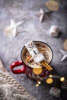 chaud Chocolat avec bonhomme de neige guimauve photo