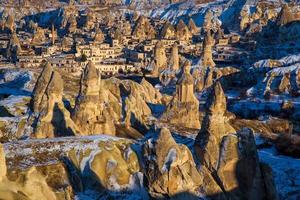 cheminées de conte de fées en Cappadoce avec ciel bleu sur fond. vallée de l'amour en cappadoce