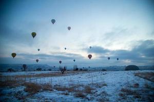 cappadoce, turquie, 2021 - montgolfières survolant la cappadoce