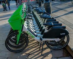 Italie 2023 vélo parking à être partagé dans le principale carré de Milan photo