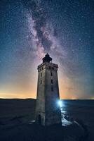 vieux phare et laiteux façon dans nord Danemark photo