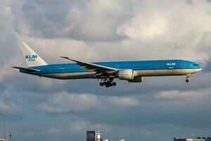 amsterdam, Pays-Bas, 2014 - klm Royal néerlandais compagnies aériennes Boeing 777-300er ph-bvc passager avion arrivée et atterrissage à Amsterdam Schipol aéroport photo