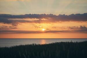 Soleil réglage à le Nord mer dans Danemark photo