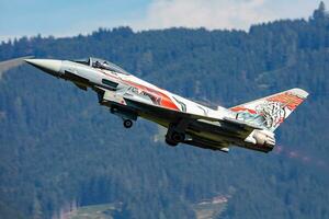 le chemin du Zeltweg, L'Autriche, 2022 - autrichien air Obliger eurofighter typhon. militaire combattant jet avion à air base. vol opération. aviation et avion. air la défense. mouche et en volant. photo