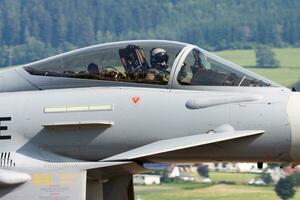 le chemin du Zeltweg, L'Autriche, 2013 - militaire combattant jet avion à air base. air Obliger vol opération. aviation et avion. air la défense. militaire industrie. mouche et en volant. photo