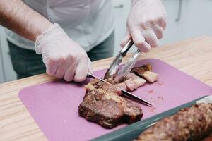 cuisine Viande Rouleaux dans le cuisine classe. du boeuf rouleau avec épices. le processus de Coupe une rouleau, fermer. photo