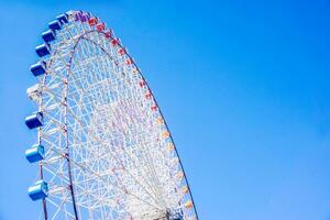 gros plan et recadrage grande roue géante tempozan sur fond de ciel bleu vif avec espace pour les textes. photo