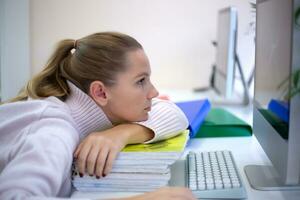 Jeune femme est triste à le lieu de travail. Bureau travail concep photo