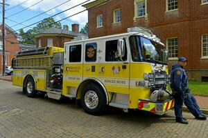 Annapolis, Maryland, Etats-Unis 2023. pompiers penché contre leur brillant Jaune Feu un camion de le Annapolis Feu département photo