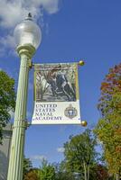 naval collège, Annapolis, Maryland, Etats-Unis 2023. bannière pendaison de une lampadaire sur Campus à le uni États naval académie à Annapolis Maryland photo