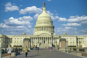 Washington cc, Etats-Unis, 2023. gens à l'extérieur le nous Capitale bâtiment avec le dôme de la démocratie permanent en dehors plus de Washington dc photo