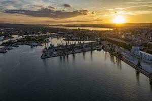 beauté aérien drone vue de le mer Port et industriel port zone dans Varna, Bulgarie photo