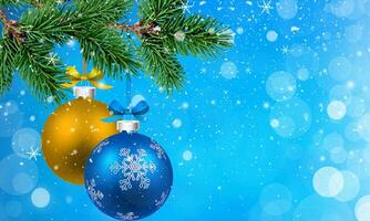 Noël Contexte avec sapin branches et Noël Jaune et bleu des balles sur bleu Contexte avec bokeh photo