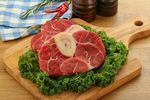 viande de bœuf ossobuco crue pour la cuisson photo