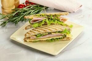 fait maison club sandwich avec jambon et fromage photo