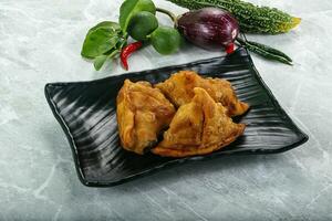 Indien cuisine - frites croustillant samosa photo