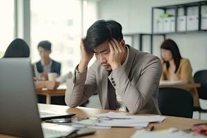 ai généré stressé homme avec mal de crâne travail de bonne heure dans le Matin dans le sien Bureau photo