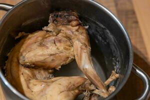 une cuit lapin dans une cuisine pot photo