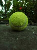 proche en haut de tennis Balle sur le tennis au sol Balle photo