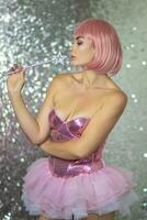femme dans une court rose perruque avec une la magie baguette magique photo