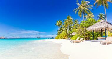 tropical plage Contexte comme été paysage. insouciant plage cabane bungalow blanc le sable et calme mer pour plage bannière. parfait plage scène vacances et été vacances concept. renforcer en haut Couleur processus photo