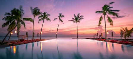 coucher de soleil tropical sur la piscine extérieure à débordement dans la station balnéaire d'été, paysage de plage. vacances de plage tranquilles de luxe, réflexion au bord de la piscine, chaise longue relaxante, ciel coloré romantique, parapluie de chaises photo