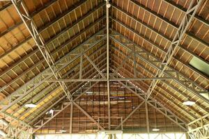 un vieux bâtiment avec une en forme de pignon en bois et acier toit structure. photo