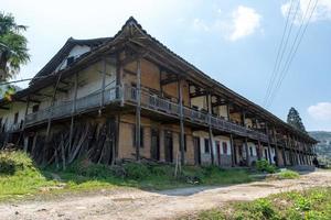 vieilles maisons et routes à la campagne photo