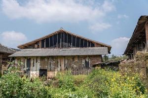 vieilles maisons et routes à la campagne photo