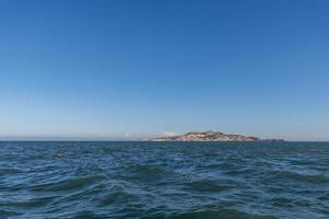 le ciel est clair et bleu, l'ile au milieu de la mer photo