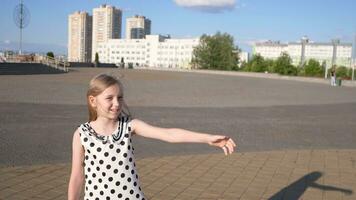 peu fille enfant content en jouant dans été parc photo