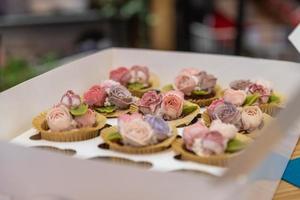 un petit gâteau avec des motifs de fleurs faits à la main photo