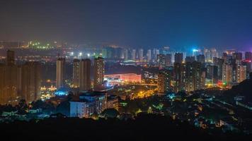 vue nocturne colorée de la ville photo