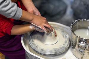 le processus de fabrication de poterie dans un atelier de poterie photo