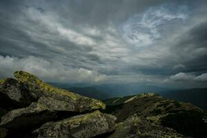 magnifique des nuages plus de montagnes et rochers. vue de le Haut de le Montagne photo