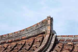 les avant-toits et les coins des bâtiments résidentiels chinois traditionnels sont faits de brique rouge et de chaux photo