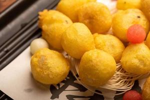 plats de banquet chinois traditionnels, boulettes de riz gluant frites photo