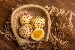 couper et terminer le pain farci au jaune d'œuf cuit à la vapeur sur la table à grain de bois photo