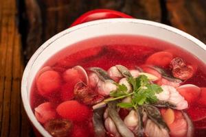 plats de banquet chinois traditionnels, soupe de poisson pur aux champignons rouges