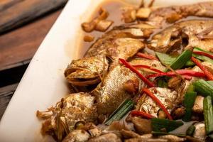 plats de banquet chinois traditionnels, poisson de mer bouilli à la sauce jaune