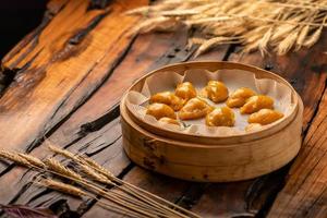 plats de banquet chinois traditionnels, boulettes cuites à la vapeur avec peau de maïs