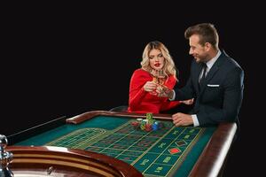 couple en jouant roulette gagne à le casino. photo