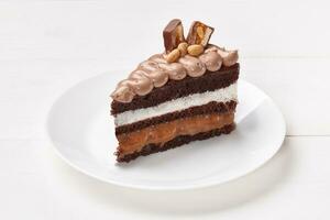 tranche de Chocolat éponge gâteau avec nougat, caramel et des noisettes photo