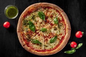 Haut vue de Pizza margherita avec tomates, mozzarella, basilic photo