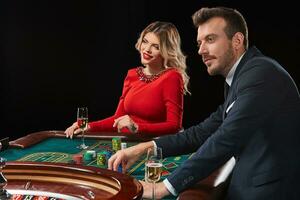 couple en jouant roulette gagne à le casino. photo