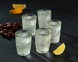 glacé coup des lunettes de Vodka avec citron et Olives photo